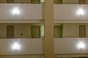 rymlig ljus hall med många dörrar ledande in i hotell rum. foto