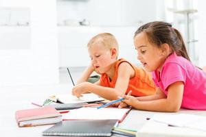 covid-19 coronavirus och inlärning från Hem, Hem skola unge begrepp. liten barn studie uppkopplad inlärning från Hem med bärbar dator. karantän och social avstånds begrepp. foto