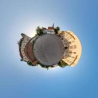 liten planet och sfärisk antenn 360 panorama se på gata gammal medeltida stad med kyrka och historisk byggnader foto