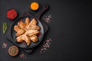 bakad kyckling vingar med salt, kryddor och örter foto