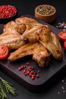 bakad kyckling vingar med salt, kryddor och örter foto