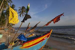 fiskebåt på stranden i vietnam foto