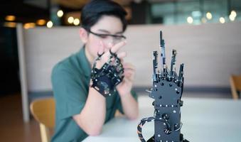 de befordran av teknologi har hjälpte till lindra mänsklig bördor. handkontrollerad robot den är annan typ av arbete den där assisterar i minska de gränser av människor ledande deras egen arbete. foto