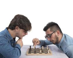 män spelar schack foto