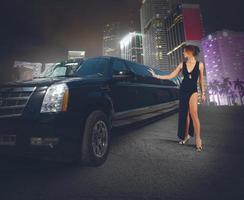 kvinna med lyx limousine foto