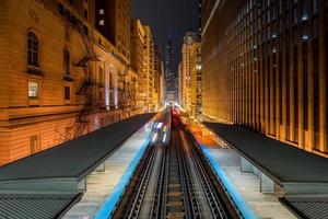 chicao, il, USA 2022 - natt Foto av chicago metro tåg på de slinga sett från ett upphöjd punkt