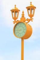 ett antik men klassisk årgång klocka lampa visas i en landmärke den där serverar som en turist attraktion för turister till ta foton som en souvenir av deras resa.