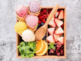 trälåda med glass och frukt foto