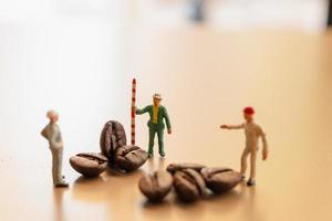 miniatyrlag som arbetar tillsammans om blandning av kaffe foto