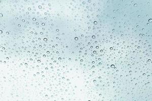 regndroppar på en fönsterglasyta foto