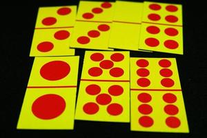 Allt dubbel- kort i domino kort. några fyra av de sju dubbel i svart bakgrund foto