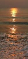 de Sol är stigande, de Sol är ljus, de morgon- hav på cha-am strand foto