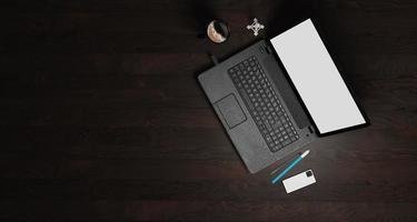 Illustration 3d av mörkt trä med bärbar datordatoren, pennan, telefonen och tillförseln, bästa sikt foto