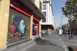 mexico stad, mexico - januari 30 2019 - Allt de butiker rulla ner grindar ha spray målad graffiti foto