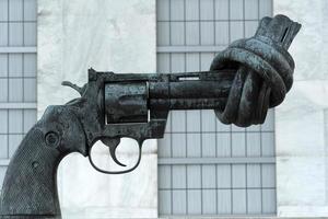 ny york, USA - Maj 25 2018 förenad nationer byggnad exteriör se Knut pistol skulptur Nej krig foto