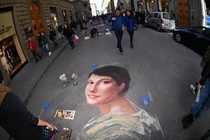 Florens, Italien - Mars 27 2017 - trottoar konstnär målning på de gator foto