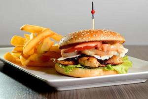 hamburgare med pommes frites foto