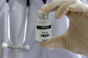 läkare som håller en covid-19-vaccin