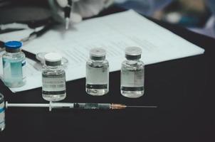 checklista och vacciner på ett bord