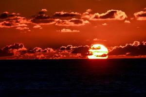 solnedgång över havet foto