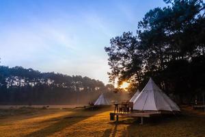 tält camping i de morgon- . på sväng salaeng luang nationell parkera Phetchabun provins, thailand foto