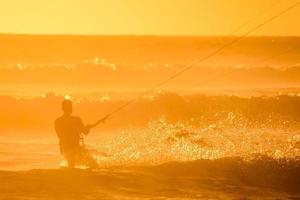 kitesurfer på solnedgång foto