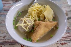 stänga upp Foto av bakso, traditionell köttbulle av malang Indonesien, med spaghetti och tofu. de Foto är lämplig till använda sig av för traditionell mat bakgrund, traditionell mat affisch och mat innehåll media.
