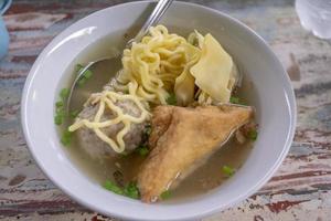 stänga upp Foto av bakso, traditionell köttbulle av malang Indonesien, med spaghetti och tofu. de Foto är lämplig till använda sig av för traditionell mat bakgrund, traditionell mat affisch och mat innehåll media.