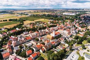 antenn se av små europeisk stad med bostads- byggnader och gator foto