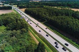 bilar rörelse på en motorväg, antenn se. bil trafik på en förorts motorväg foto