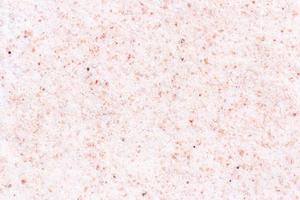 rosa salt himalayansalt på en vit bakgrund foto