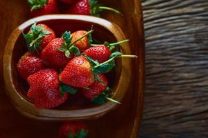 färska jordgubbar på ett träbord foto