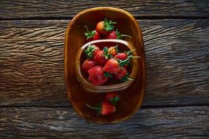 jordgubbar på en träbakgrund foto