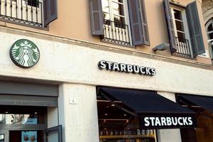 Malaga, Spanien - Mars 05, 2023, logotyp av starbucks kaffe affär. amerikan känd varumärke för kaffe. foto