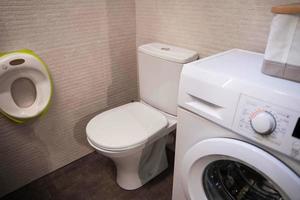 de möbel av de Hem toalett, toalett och tvättning maskin, en sittplats för de liten ettor. foto