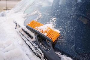 bil borst-skrapa för rengöring de bil från snö och is foto