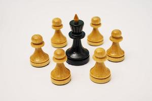 svart schack kung omgiven förbi vit schack bönder av fiender, krig, fånga, fånga, överlämna foto