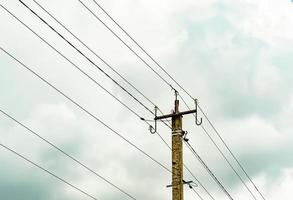 makt elektrisk stolpe med linjetråd på färgad bakgrund på nära håll foto