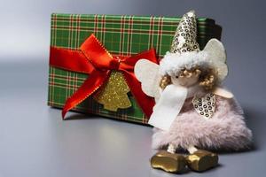 en låda med en gåva för jul och ny år och ett ängel docka foto