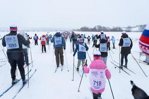 årlig allryska sporter händelse verkan åka skidor Spår av Ryssland. sportig livsstil för vuxna, barn, familj Semester på längdåkning skidåkning - massa lopp på en snöig Spår. Ryssland, kaluga - Mars 4, 2023 foto