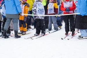 årlig allryska sporter händelse verkan åka skidor Spår av Ryssland. sportig livsstil för vuxna, barn, familj Semester på längdåkning skidåkning - massa lopp på en snöig Spår. Ryssland, kaluga - Mars 4, 2023 foto