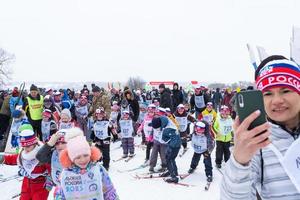 årlig allryska sporter händelse verkan åka skidor Spår av Ryssland. sportig livsstil för vuxna, barn, familj Semester på längdåkning skidåkning - massa lopp på en snöig Spår. Ryssland, kaluga - Mars 4, 2023 foto