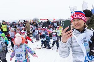 årlig allryska sporter händelse verkan åka skidor Spår av Ryssland. sportig livsstil för vuxna, barn, familj Semester på längdåkning skidåkning - massa lopp på en snöig Spår. Ryssland, kaluga - Mars 4, 2023 foto