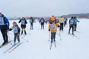 årlig allryska sporter händelse verkan åka skidor Spår av Ryssland. sportig livsstil för vuxna, barn, familj Semester på längdåkning skidåkning - massa lopp på en snöig Spår. Ryssland, kaluga - Mars 4, 2023 foto