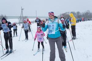 årlig allryska sporter händelse verkan åka skidor Spår av Ryssland. sportig livsstil för vuxna, barn, familj Semester på längdåkning skidåkning - massa lopp på en snöig Spår. Ryssland, kaluga - Mars 4, 2023 foto