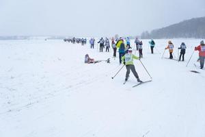 årlig allryska sporter händelse verkan åka skidor Spår av Ryssland. sportig livsstil för vuxna, barn, familj Semester på längdåkning skidåkning - massa lopp på en snöig Spår. Ryssland, kaluga - Mars 4, 2023 foto