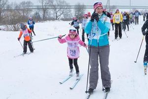 årlig allryska sporter händelse verkan åka skidor Spår av Ryssland. sportig livsstil för vuxna, barn, familj Semester på längdåkning skidåkning - massa lopp på en snöig Spår. Ryssland, kaluga - Mars 4, 2023 foto