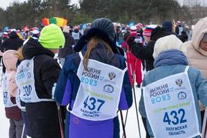 årlig allryska sporter händelse verkan åka skidor Spår av Ryssland. sportig livsstil för vuxna, barn, familj Semester på längdåkning skidåkning - massa lopp på en snöig Spår. Ryssland, kaluga - Mars 4, 2023 foto