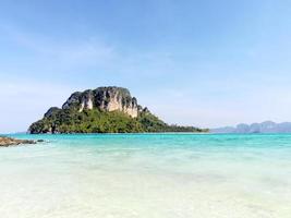 närbild och marinmålning se av ö på railay bukt på ljus blå himmel bakgrund. foto