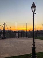spektakulär soluppgång se från lekplats en måste ser morgon- erfarenhet foto